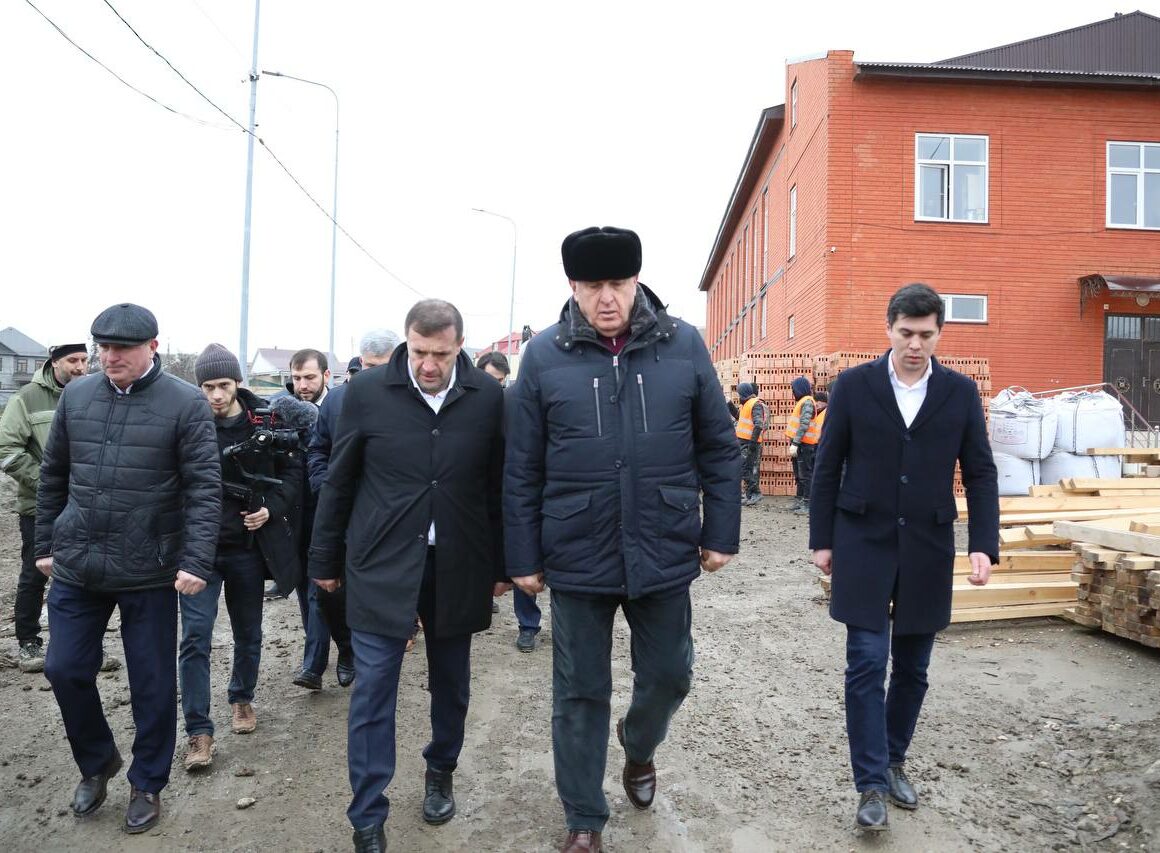 «Мне без разницы, кто подрядчик, просто сдайте школу в срок..»