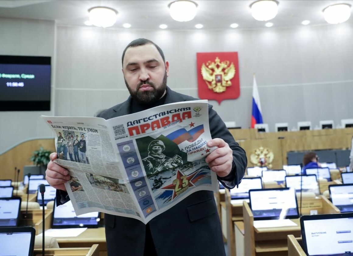 Депутат Султан Хамзаев за чтением газеты «Дагестанская правда» в Государственной Думе РФ