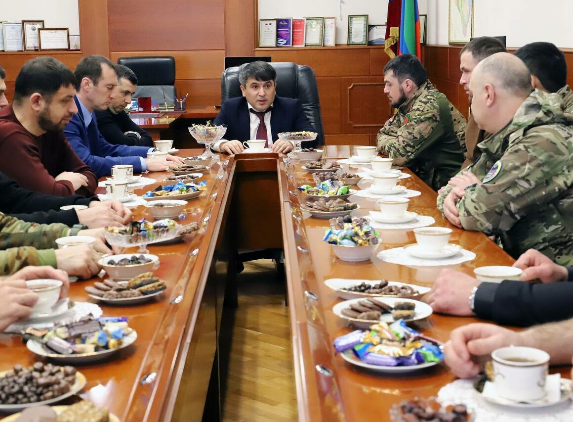 Глава Табасаранского района Магомед Курбанов провел встречу с участниками специальной военной операции, находящимися в отпуске