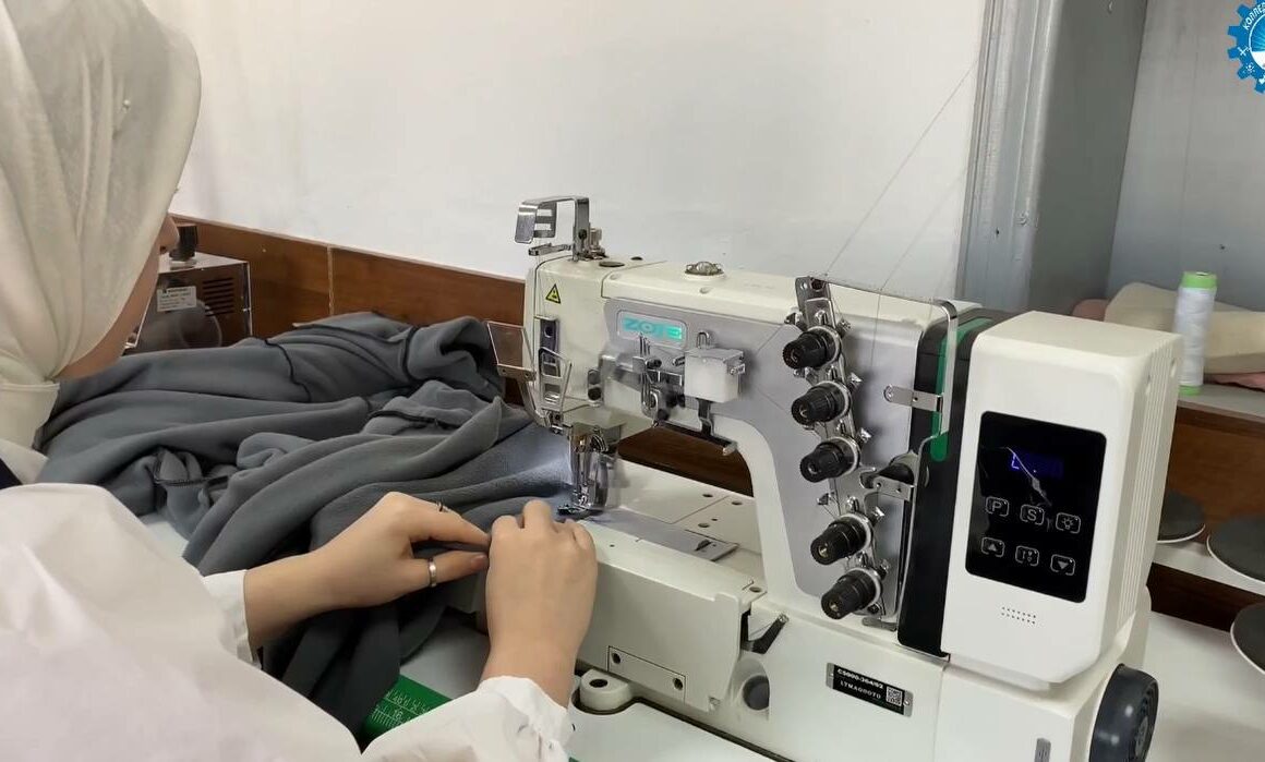 Студенты Колледжа сферы услуг Хасавюрта шьют одежду для участников СВО