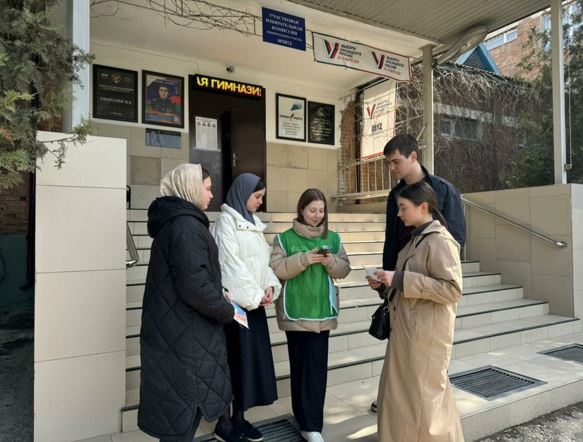 Вооружившись планшетами кизлярские волонтеры также как и члены УИК принимают голоса горожа