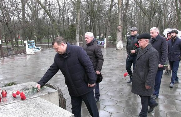 Жители Кизляра несут цветы в память о погибших в теракте в "Крокусе"
