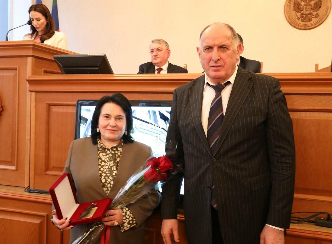 Абдулмуслим Абдулмуслимов вручил госнаграды отличившимся работникам здравоохранения
