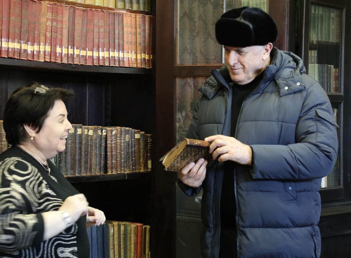 Старейший библиотечный фонд Дербента представили Абдулмуслиму Абдулмуслимову