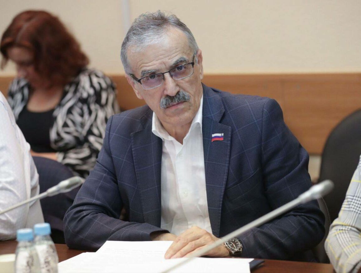 Депутат Госдумы от «Единой России» Нурбаганд Нурбагандов рассказал об удобстве трехдневного голосования и призвал всех исполнить свой гражданский долг