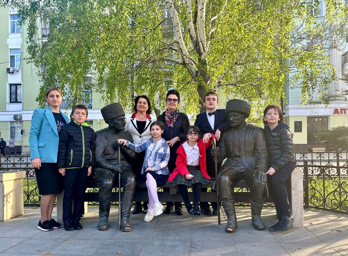 Поэтический флешмоб «Читаем Стихи Сулеймана Стальского» прошел сегодня у памятника народному поэту Дагестана