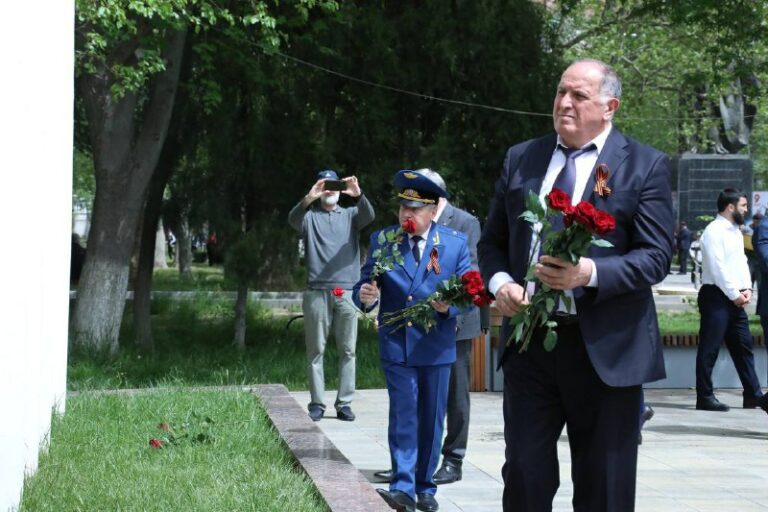 Участники «Вахты памяти» возложили цветы к портретам дагестанцев на Аллее Героев в Махачкале