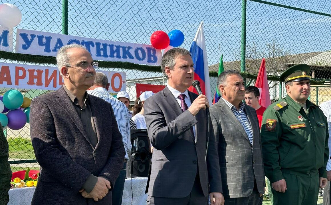 Заместитель Председателя Правительства РД Нариман Абдулмуталибов поддержал акцию «Сделай подарок родной школе»