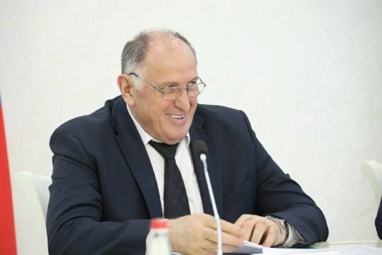 Абдулмуслим Абдулмуслимов поздравил глав и всех сотрудников муниципальных образований с Днем местного самоуправления
