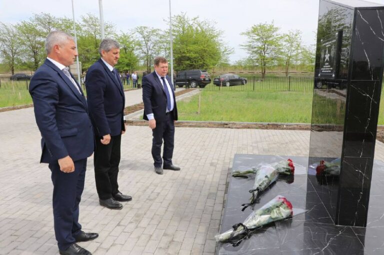 Алексей Гасанов посетил Сад памяти в Кизлярском районе