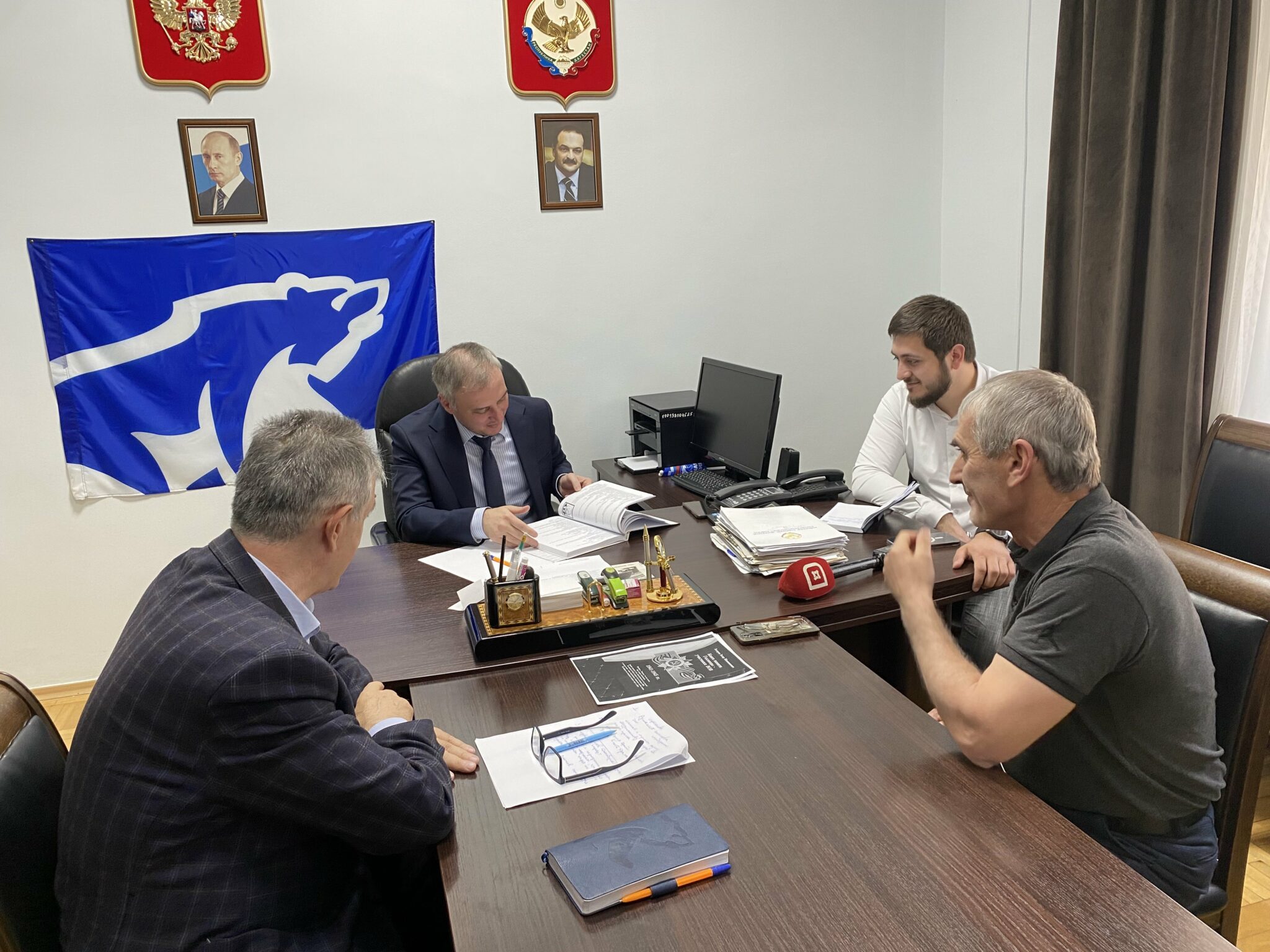 Руководитель Агентства информации и печати выслушал проблемы жителей Карабудахкентского района