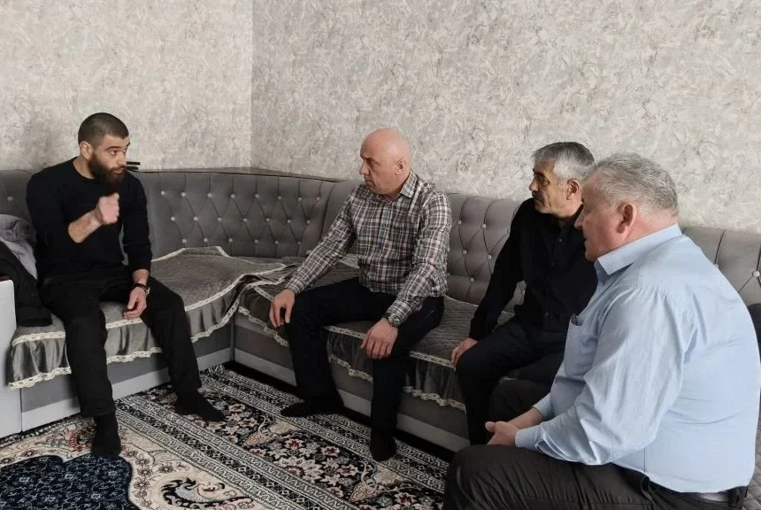 Глава Сергокалинского района навестил участника СВО Тимура Магомедова