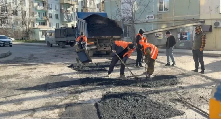В Махачкале за день уложили 39 тонн асфальта в рамках ямочного ремонта