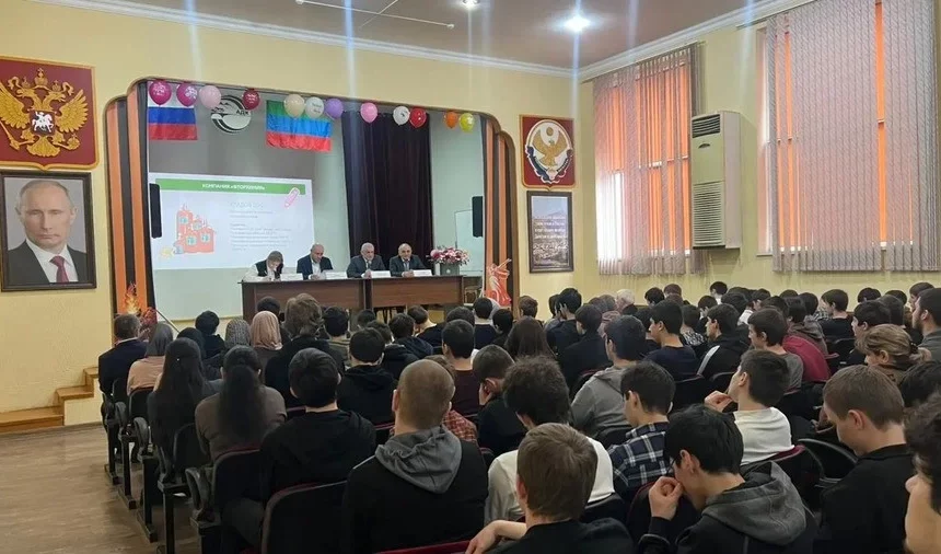 Вице-премьер Дагестана рассказал студентам АДК о преимуществах службы в Войсках беспилотных систем