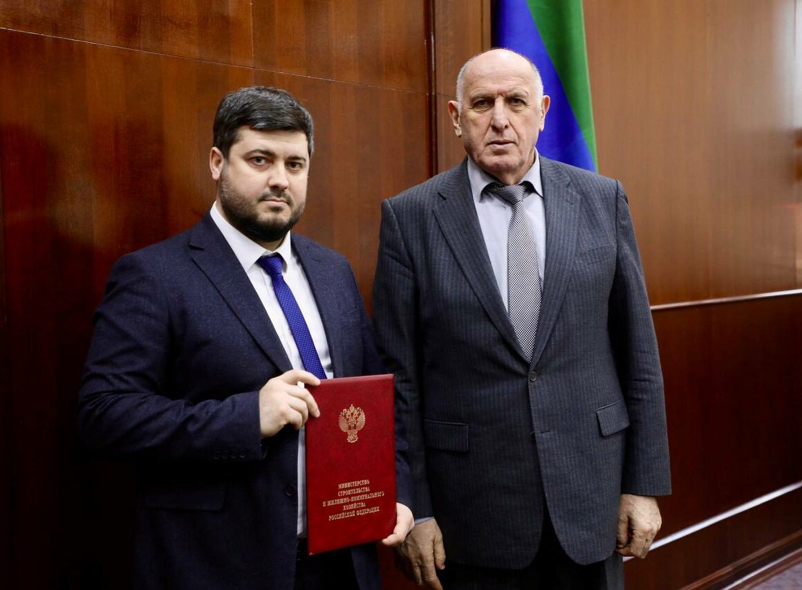 Абдулмуслим Абдулмуслимов наградил представителей строительной отрасли за вклад в ее развитие
