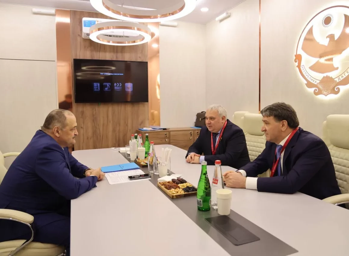 На полях КИФ Сергей Меликов обсудил развитие дорожной инфраструктуры республики