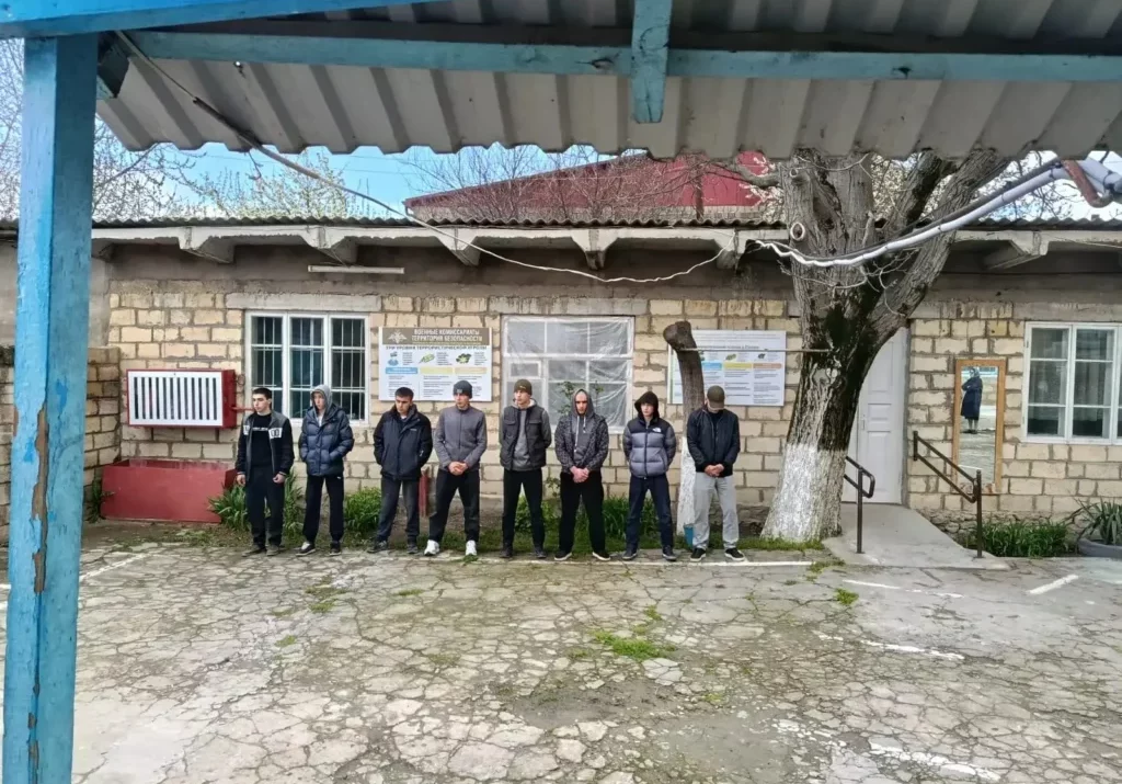 Из Акушинского района на срочную службу отправили группу новобранцев весеннего призыва