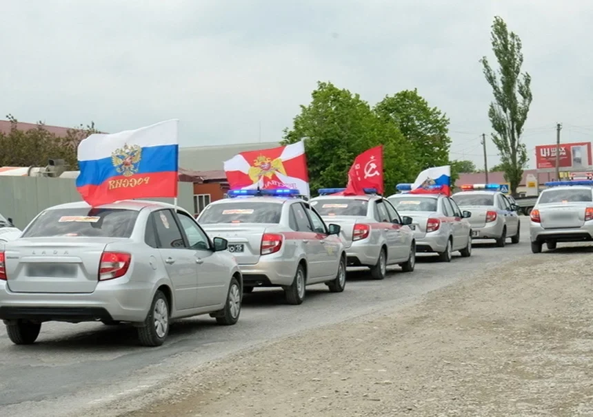 В Дагестане росгвардейцы провели автопробег ко Дню Победы