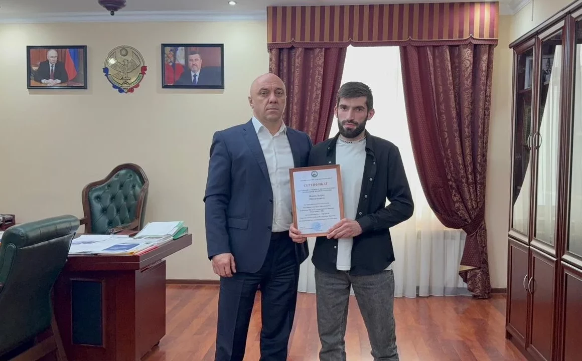 В Сергокалинском районе участнику СВО вручили сертификат на земельный участок