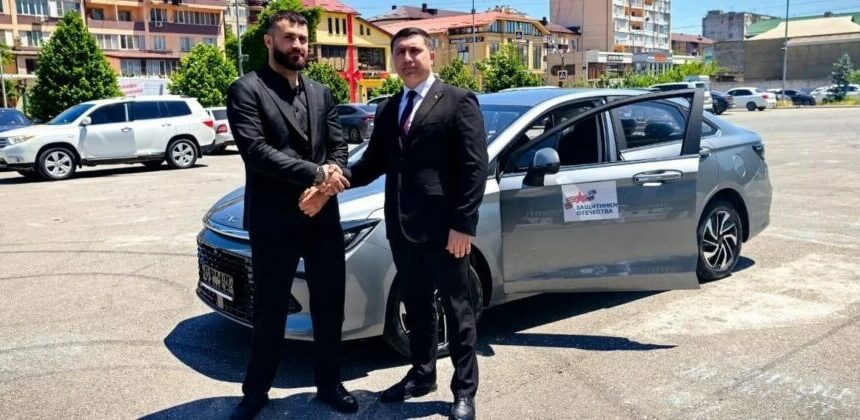 В Дагестане вручили специализированный автомобиль герою СВО Магомеду Гитинову