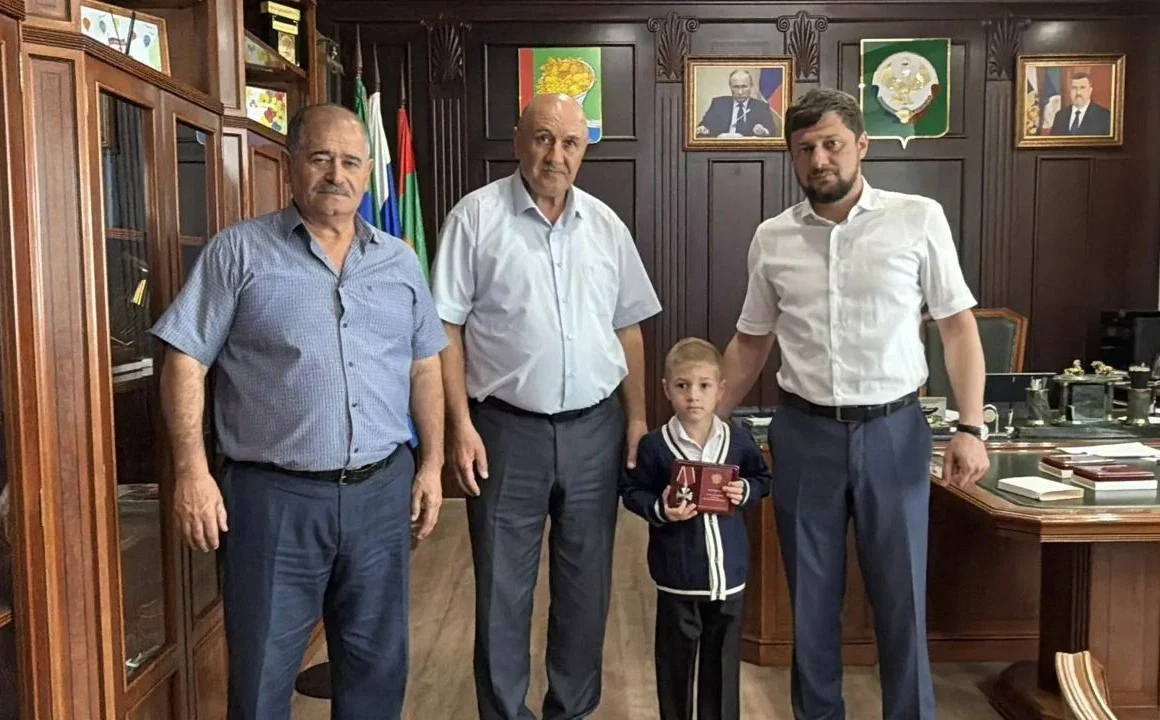 Родным погибших участников СВО вручены государственные и ведомственные награды