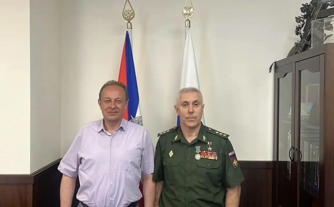 Герою России Рустаму Мурадову вручили Орден за заслуги перед Республикой Дагестан