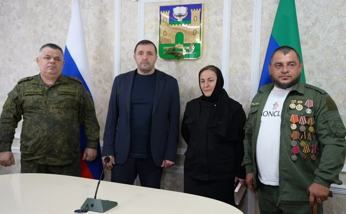 Глава Хасавюрта передал орден Мужества семье погибшего участника СВО Магарама Абугаджиева
