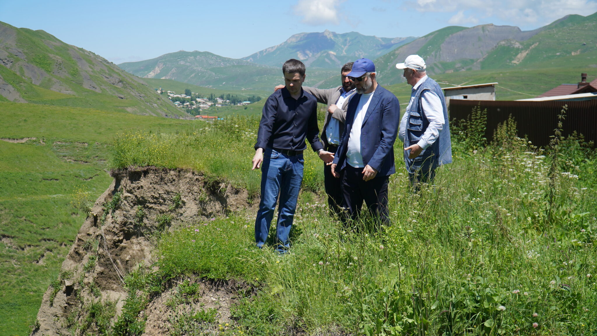 Вице-премьер Валентин Клок посетил Буйнакск и Кулинский район