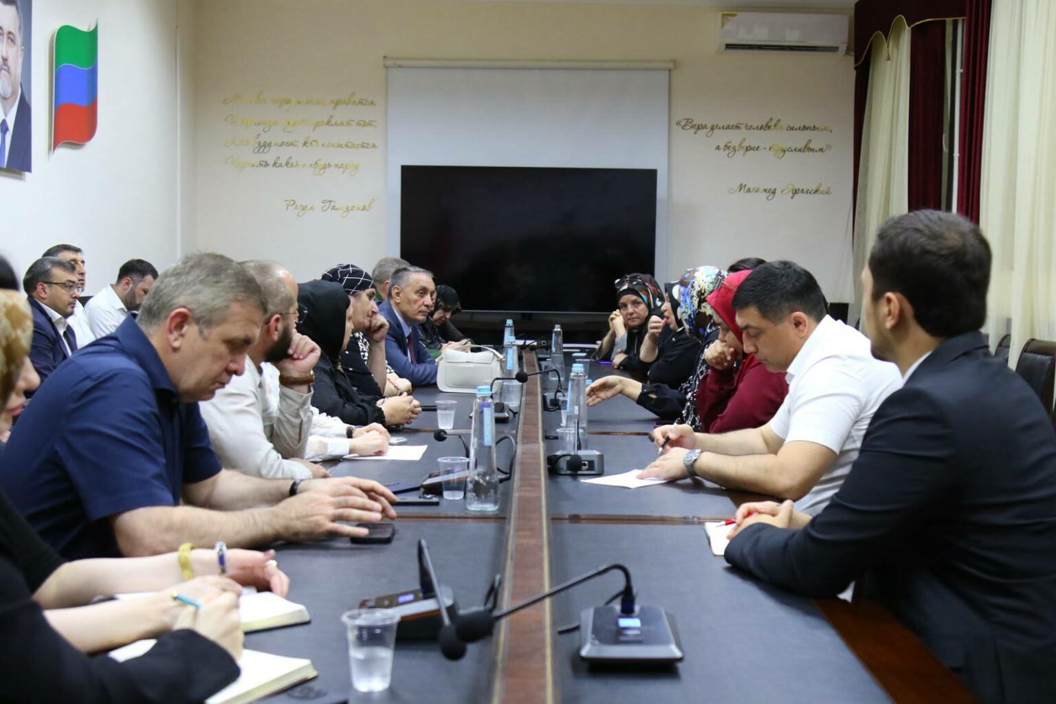 В Дагестане прошла встреча между членами правительства и семьями пропавших без вести бойцов СВО